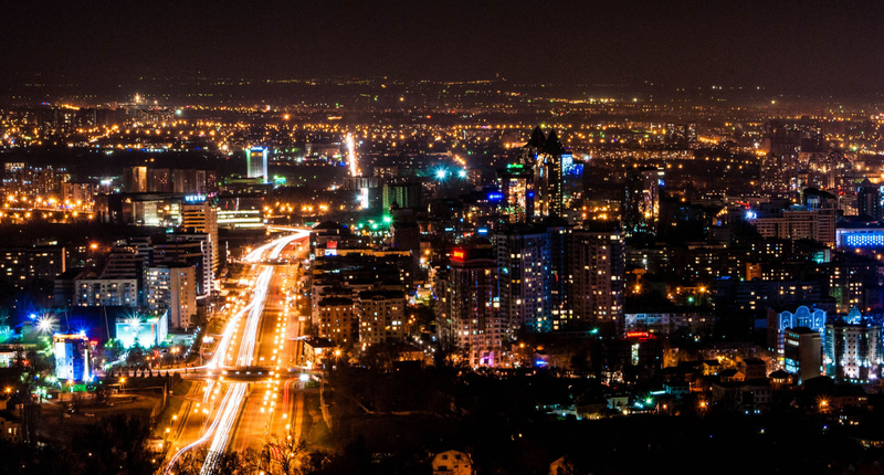 Almaty en la noche. Wikimedia Commons